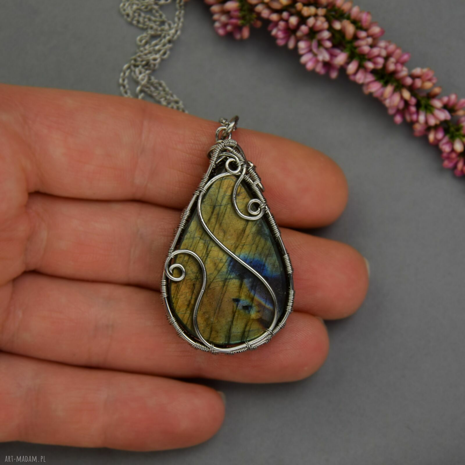 Wisiorek z labradorytem w wire wrapping ze stali chirurgicznej - prezent dla niej