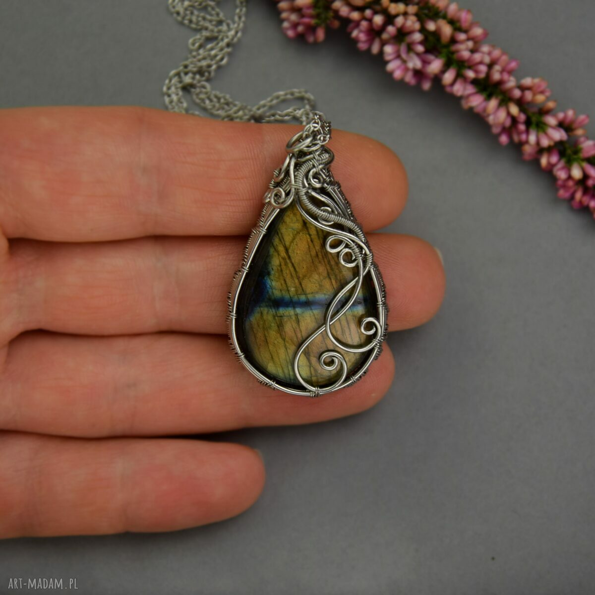 Wisiorek z labradorytem w wire wrapping ze stali chirurgicznej - prezent dla niej