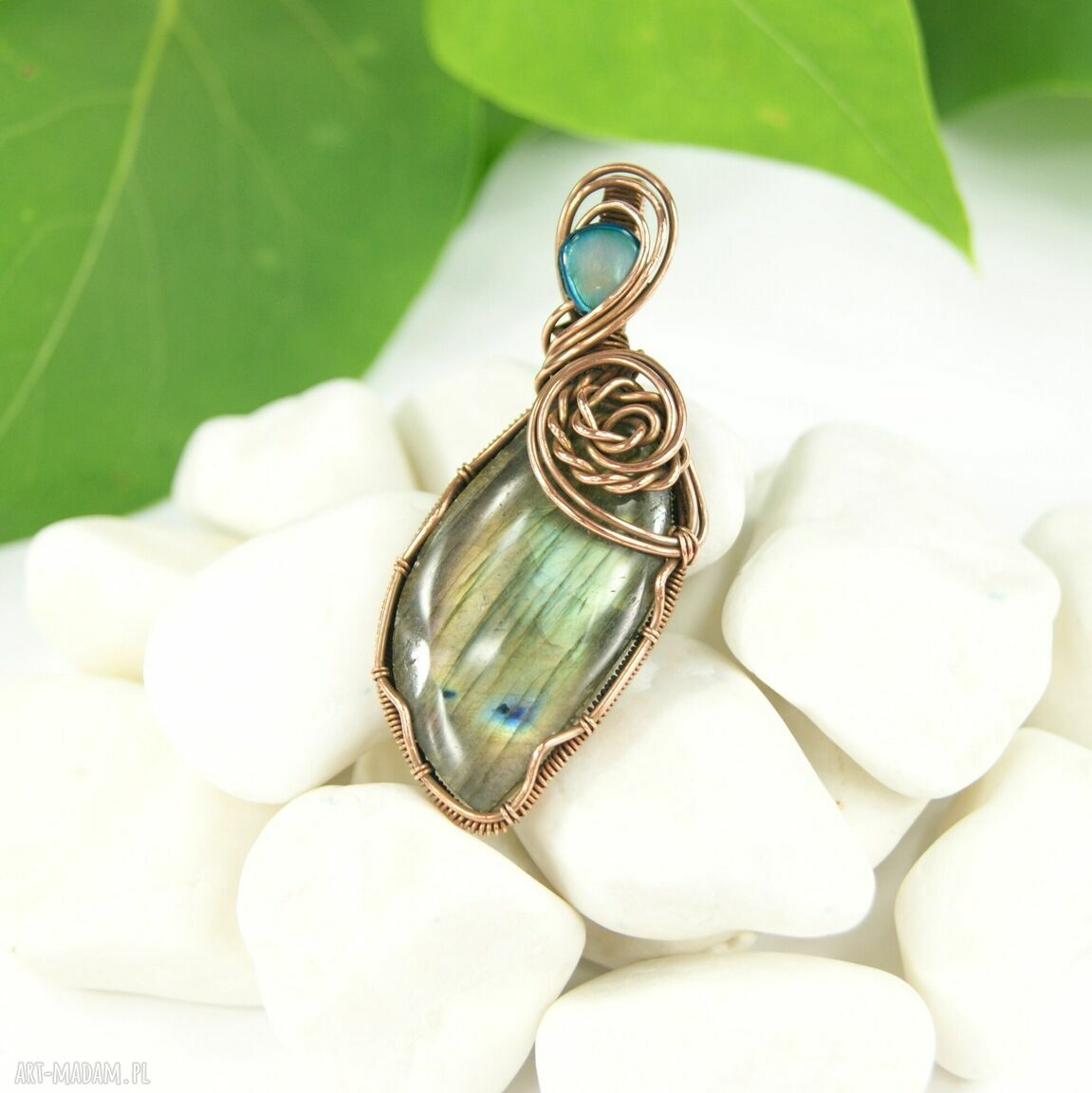Wisiorek z labradorytem - wire wrapping z miedzi oksydowanej