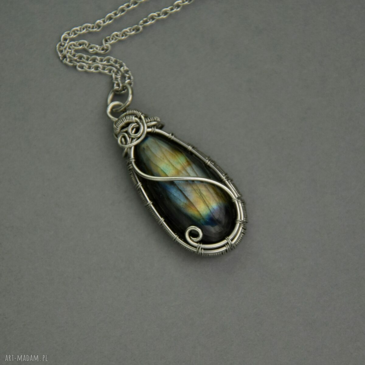 Wisiorek z labradorytem wire wrapping ze stali chirurgicznej - prezent dla niej