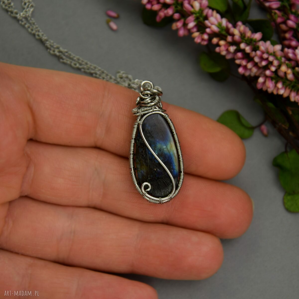 Wisiorek z labradorytem wire wrapping ze stali chirurgicznej - prezent dla niej
