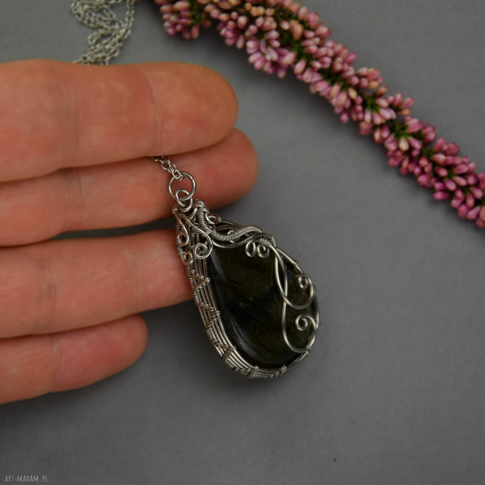 Wisiorek z labradorytem w wire wrapping ze stali chirurgicznej - prezent dla niej