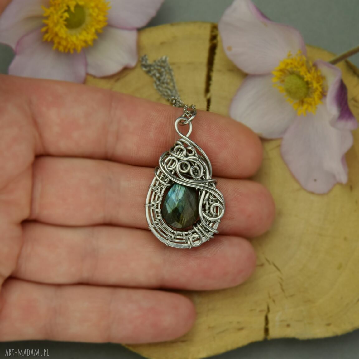 Ręcznie robiony wisiorek z labradorytem w technice wire wrapping
