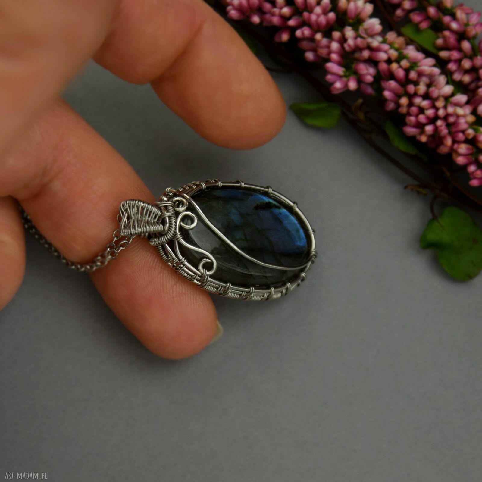 Wisiorek z labradorytem - wire wrapping ze stali chirurgicznej