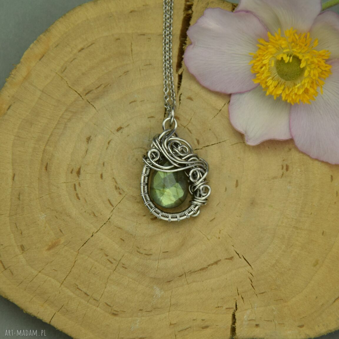 Wisiorek z labradorytem w technice wire wrapping - stal chirurgiczna