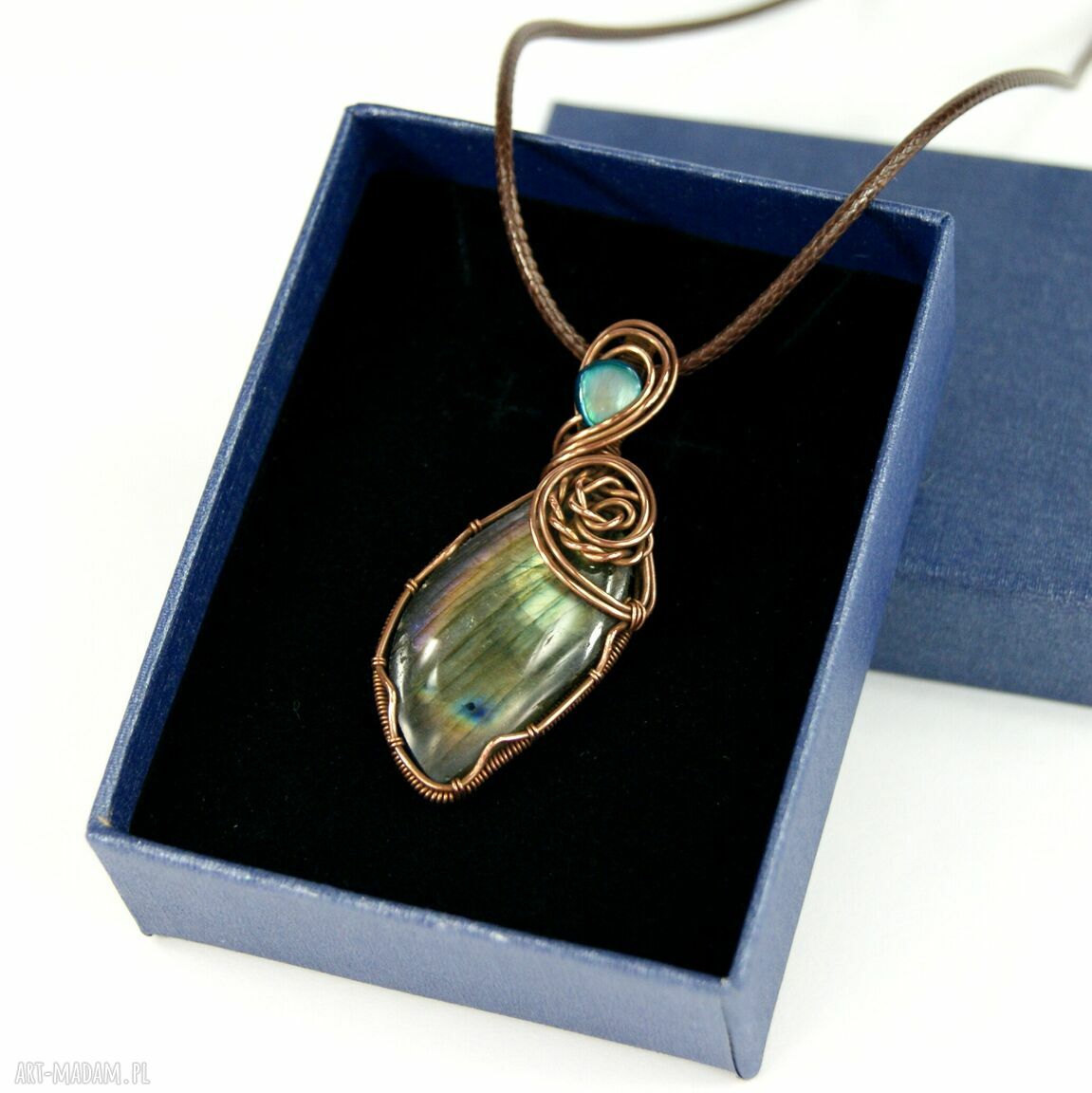 Wisiorek z labradorytem - wire wrapping z miedzi oksydowanej
