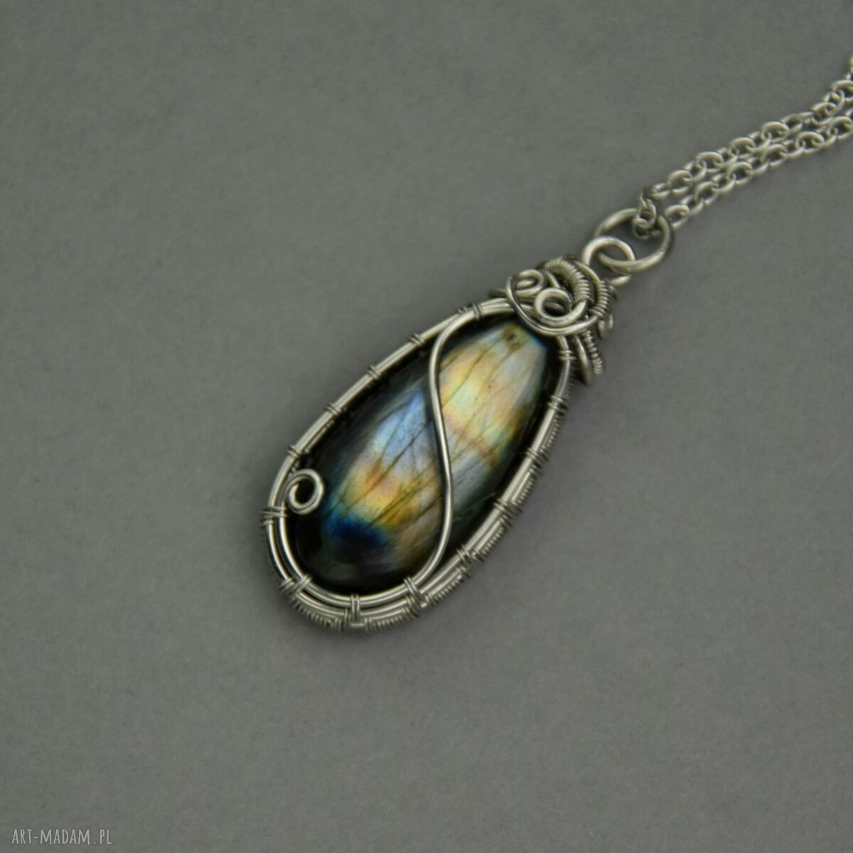 Wisiorek z labradorytem wire wrapping ze stali chirurgicznej - prezent dla niej