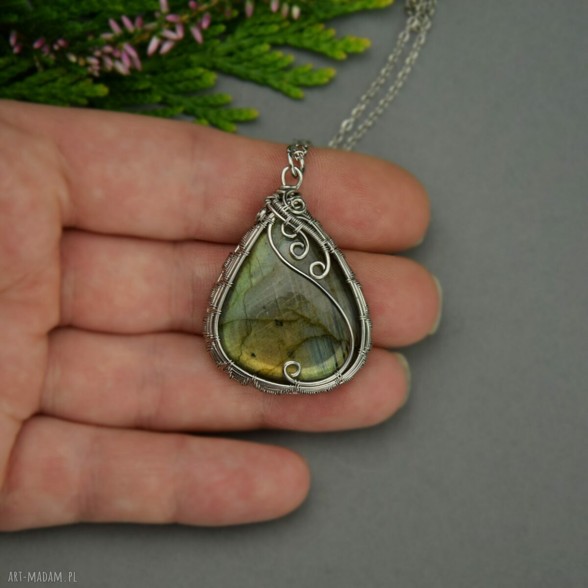 Wisiorek z labradorytem wire wrapping ze stali chirurgicznej