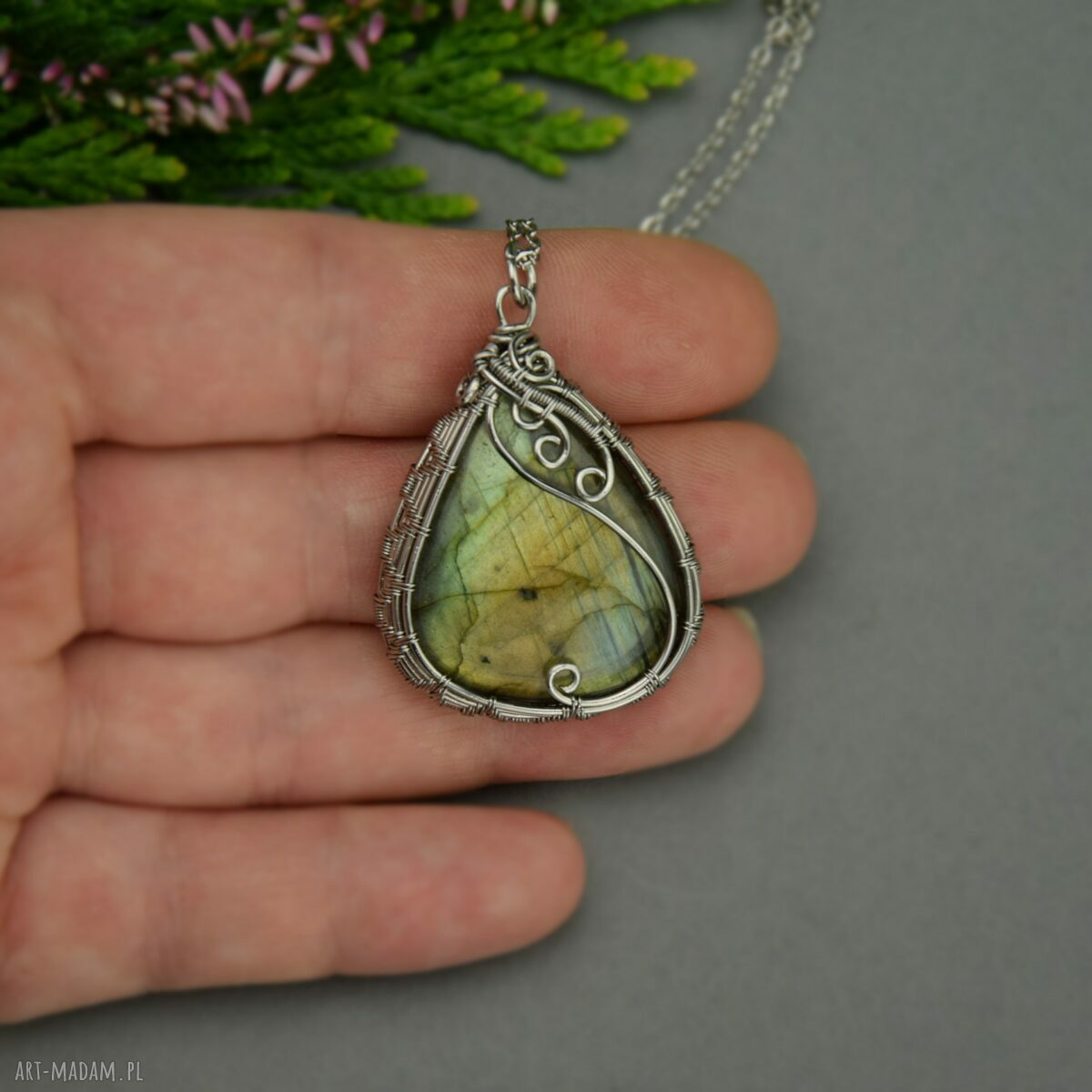 Wisiorek z labradorytem wire wrapping ze stali chirurgicznej