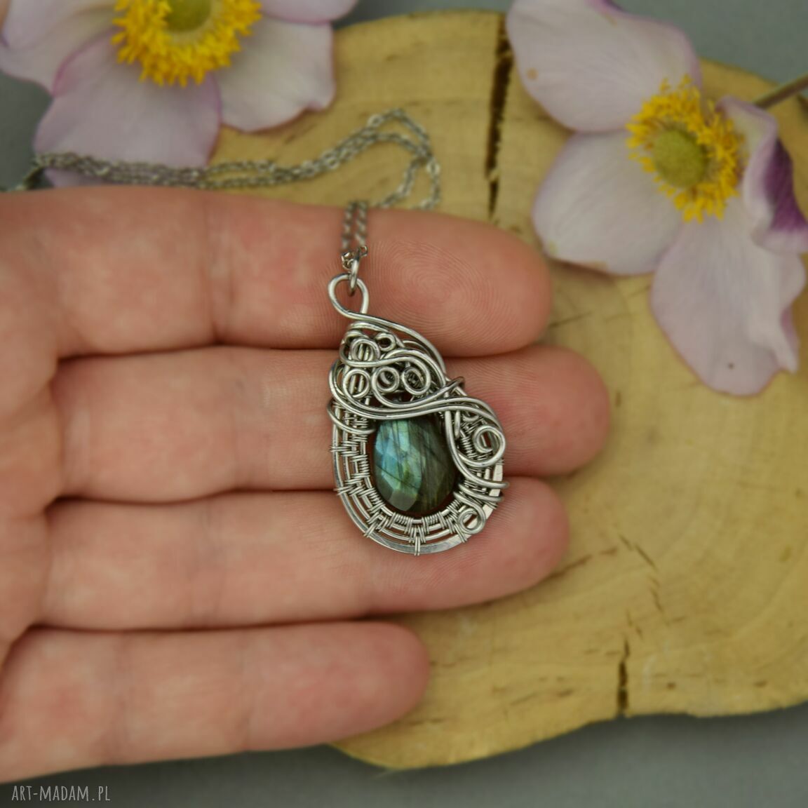 Ręcznie robiony wisiorek z labradorytem w technice wire wrapping