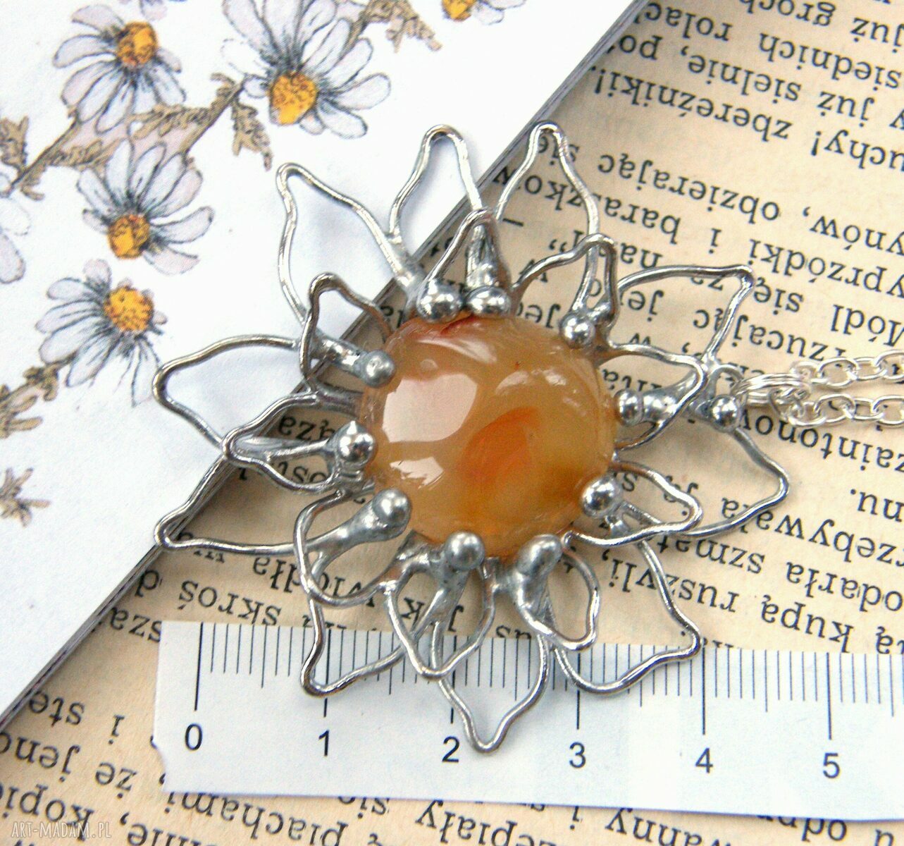 Wisiorek z łańcuszkiem Kwiat z karneolem ręcznie robiony amulet | art Madam.pl
