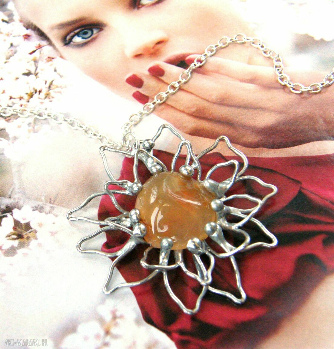 Wisiorek z łańcuszkiem Kwiat z karneolem - ręcznie robiony amulet | art-Madam.pl