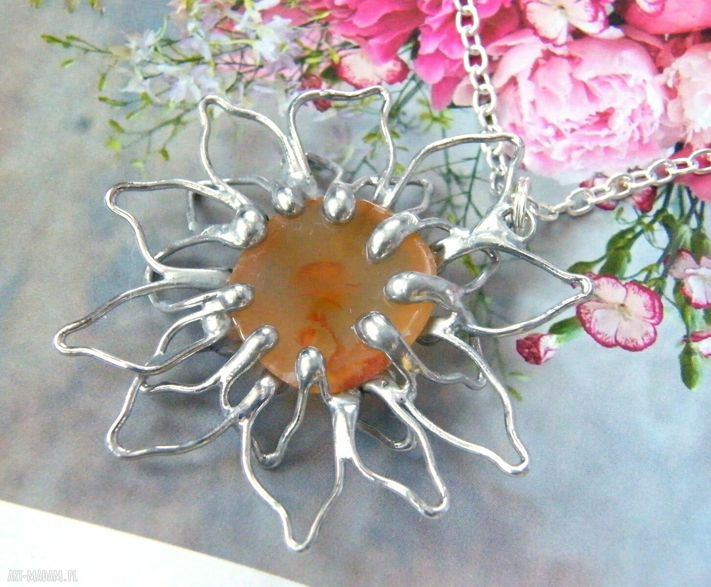 Wisiorek z łańcuszkiem Kwiat z karneolem ręcznie robiony amulet | art Madam.pl