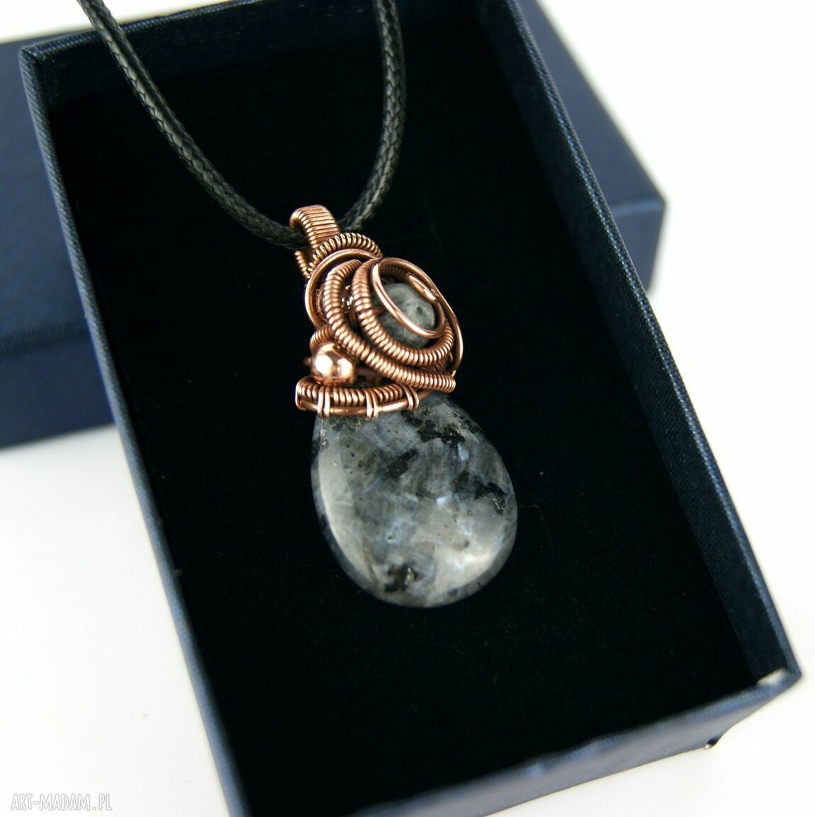 Wisiorek z larvikitem w wire wrapping - miedziany z hematytami