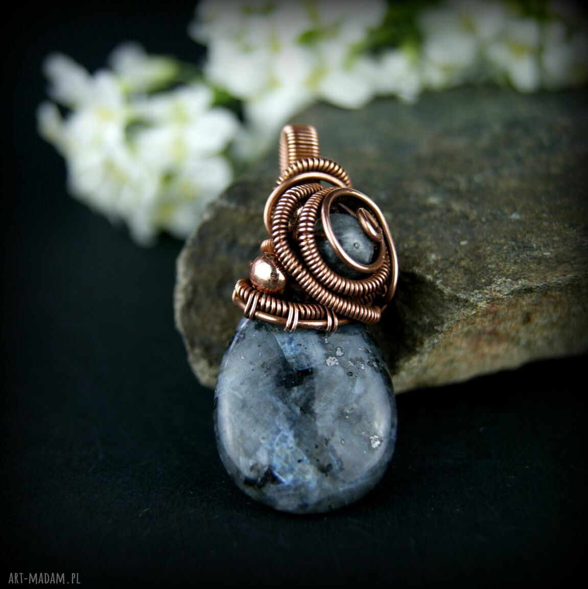 Wisiorek z larvikitem w wire wrapping - miedziany z hematytami
