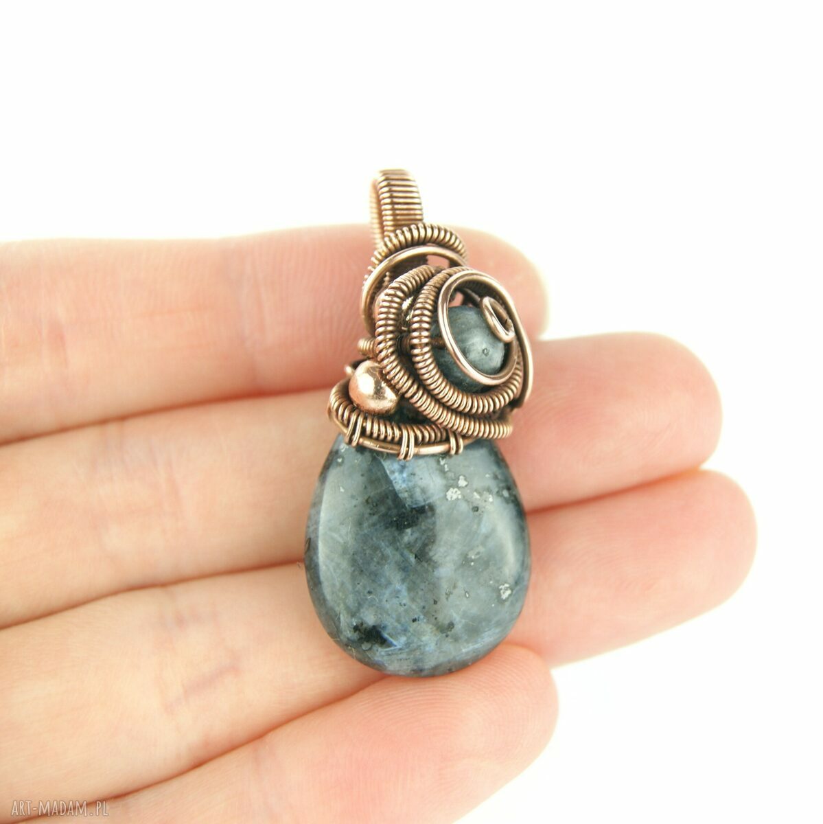 Wisiorek z larvikitem w wire wrapping - miedziany z hematytami