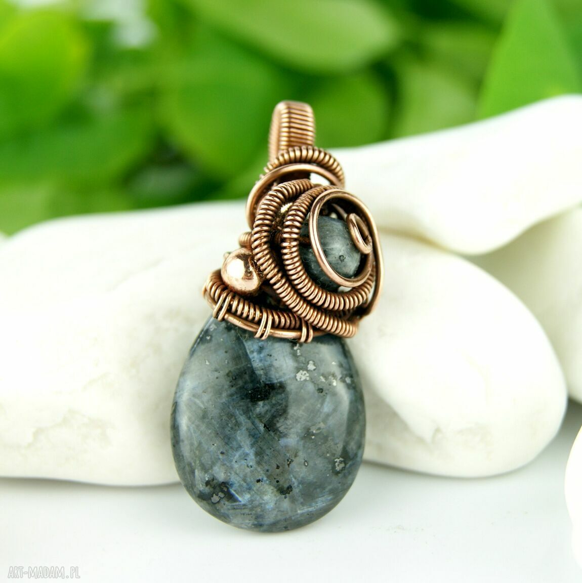 Wisiorek z larvikitem w wire wrapping - miedziany z hematytami
