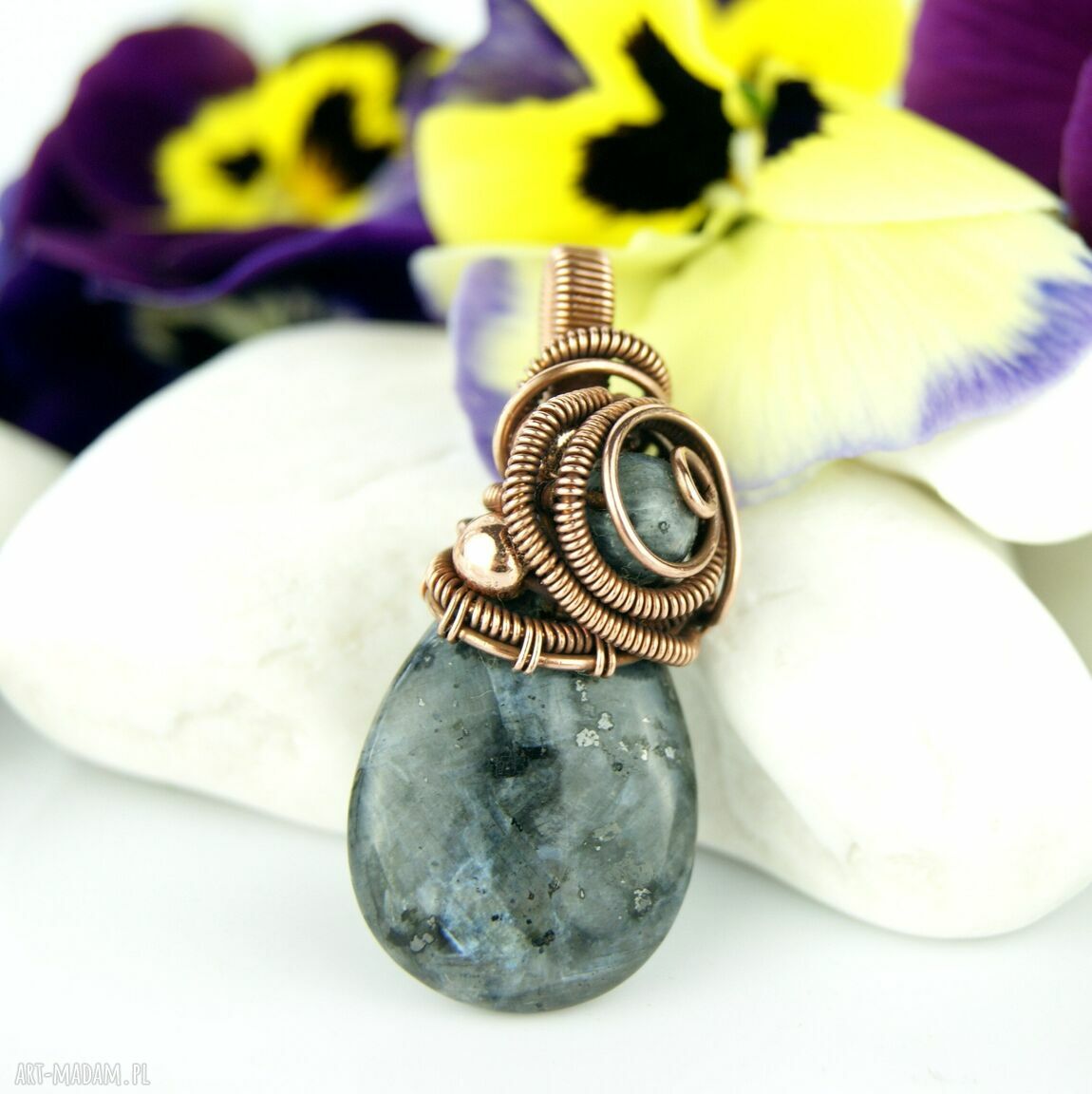 Wisiorek z larvikitem w wire wrapping - miedziany z hematytami