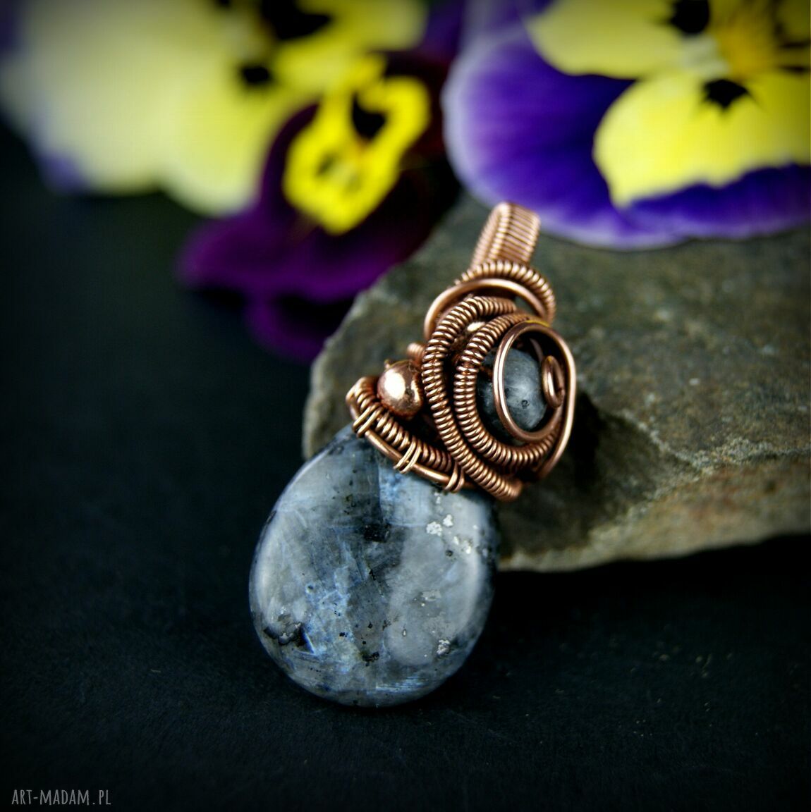 Wisiorek z larvikitem w wire wrapping - miedziany z hematytami