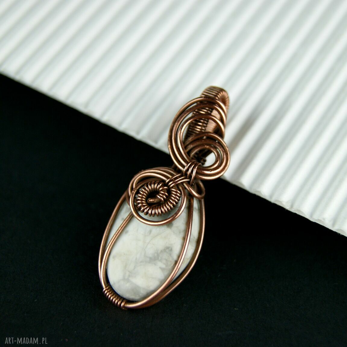 Wisiorek z magnezytem - miedziany wire wrapping