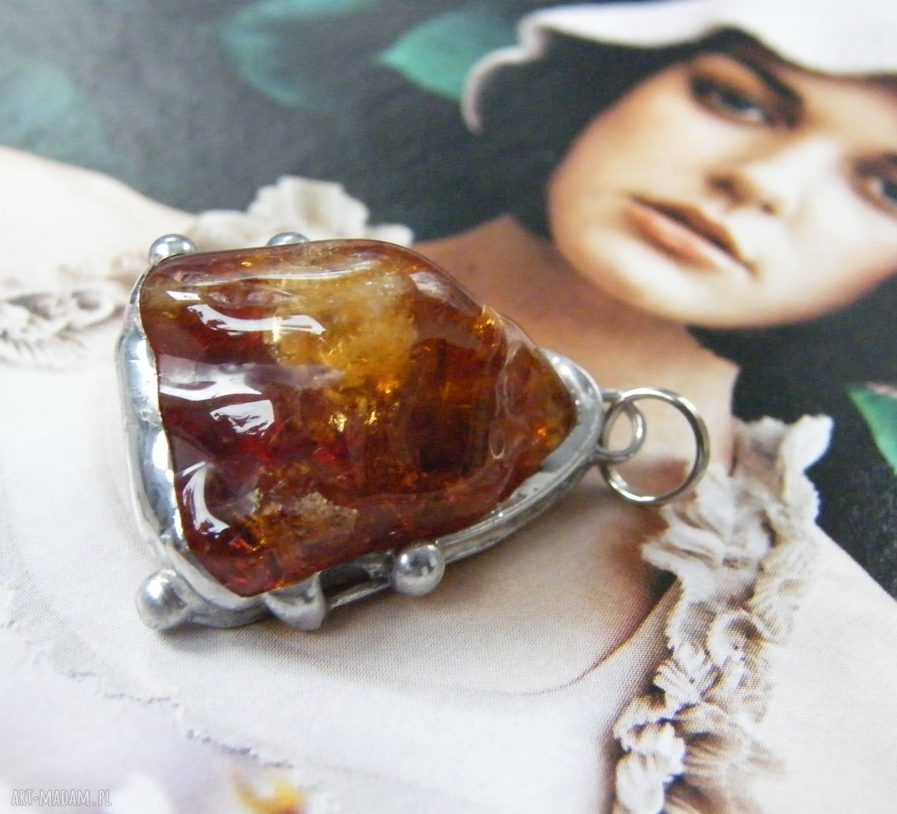 Wisiorek z miodowym cytrynem - amulet z kamieniem naturalnym w oprawie Tiffaniego
