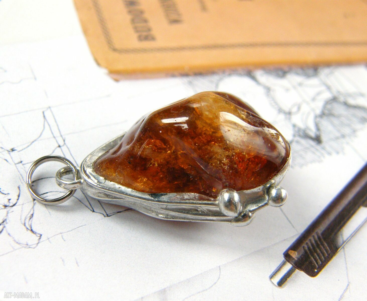 Wisiorek z miodowym cytrynem amulet z kamieniem naturalnym w oprawie Tiffaniego