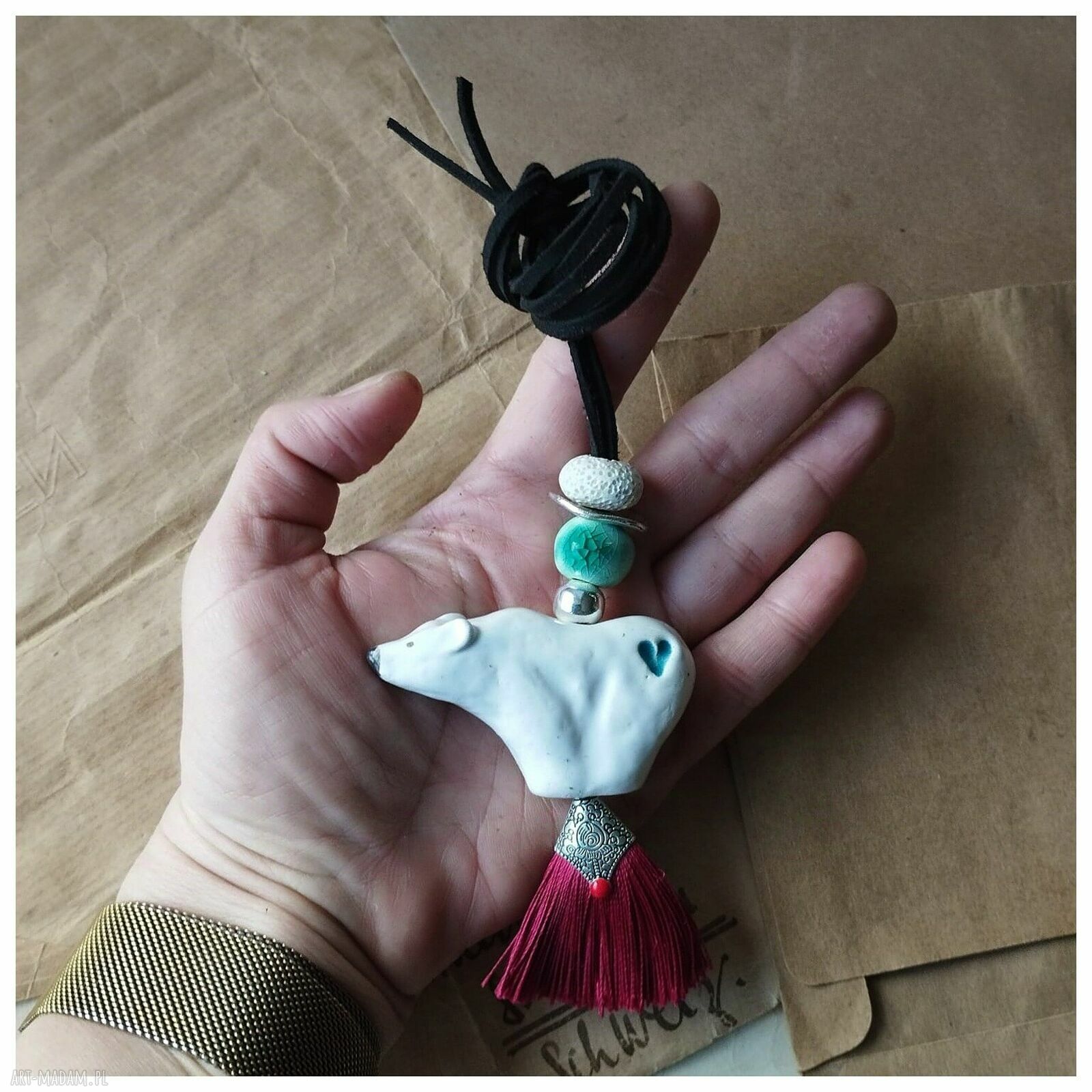Wisiorek z misiem polarnym z ceramiki - autorska biżuteria handmade