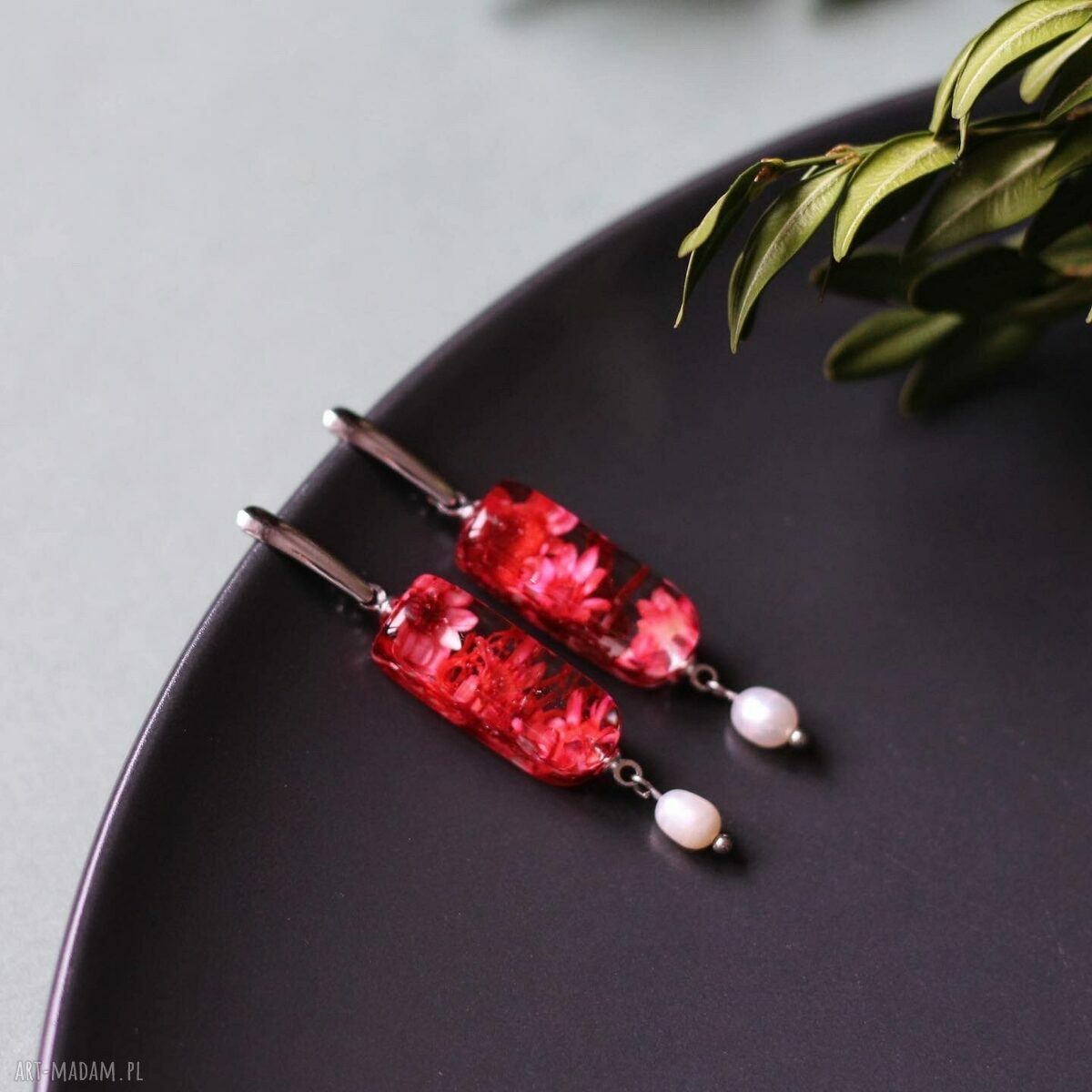 Wisiorek z naturalnymi kwiatami w żywicy - delikatna biżuteria handmade