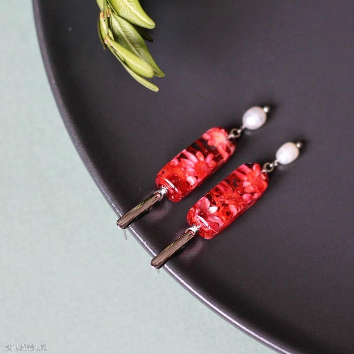Wisiorek z naturalnymi kwiatami w żywicy - delikatna biżuteria handmade