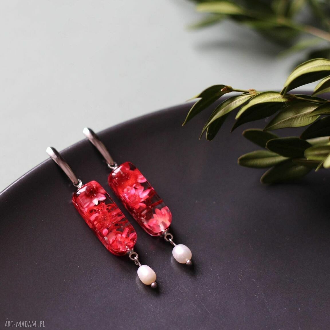 Wisiorek z naturalnymi kwiatami w żywicy - delikatna biżuteria handmade