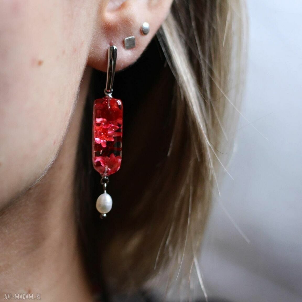 Wisiorek z naturalnymi kwiatami w żywicy - delikatna biżuteria handmade