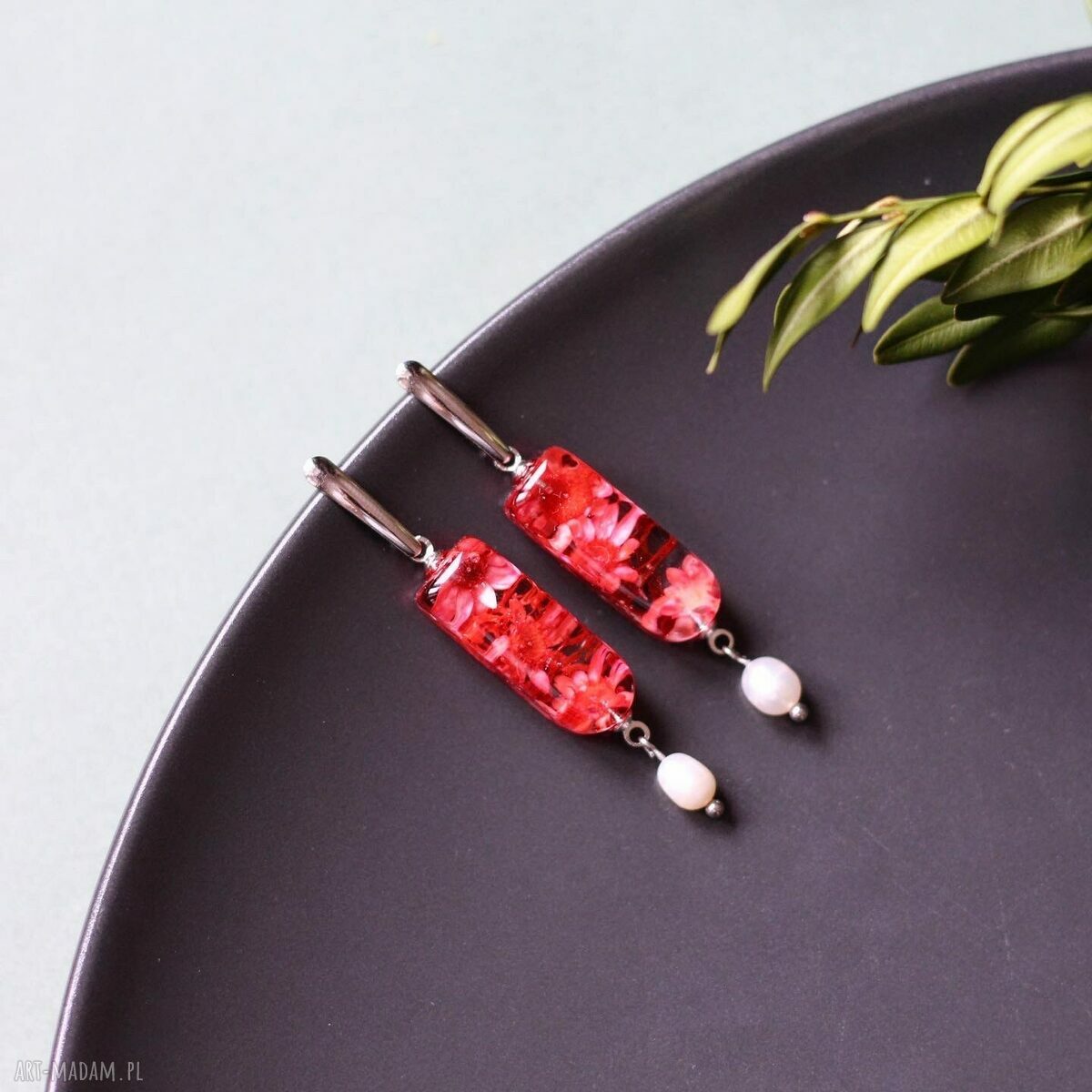 Wisiorek z naturalnymi kwiatami w żywicy - delikatna biżuteria handmade