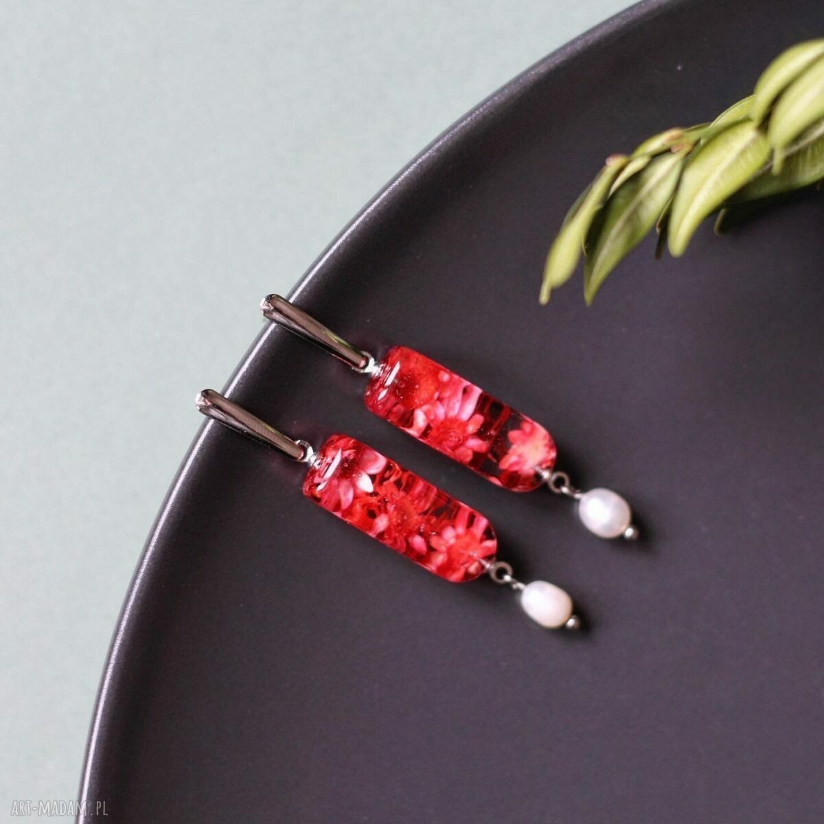 Wisiorek z naturalnymi kwiatami w żywicy - delikatna biżuteria handmade