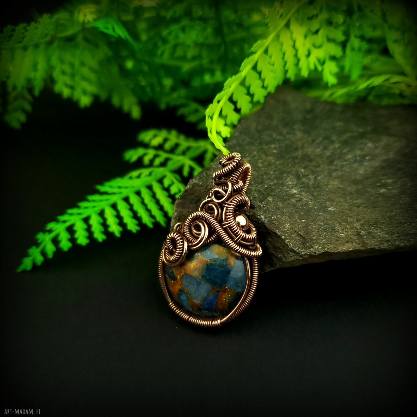 Wisiorek z niebieskim agatem w technice wire wrapping - miedziany, ręcznie robiony