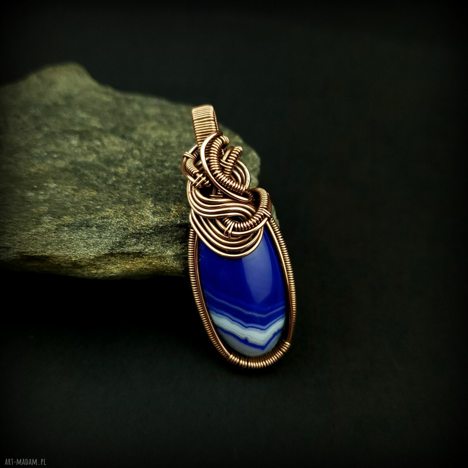 Wisiorek z niebieskim agatem wire wrapping - miedziana biżuteria na prezent