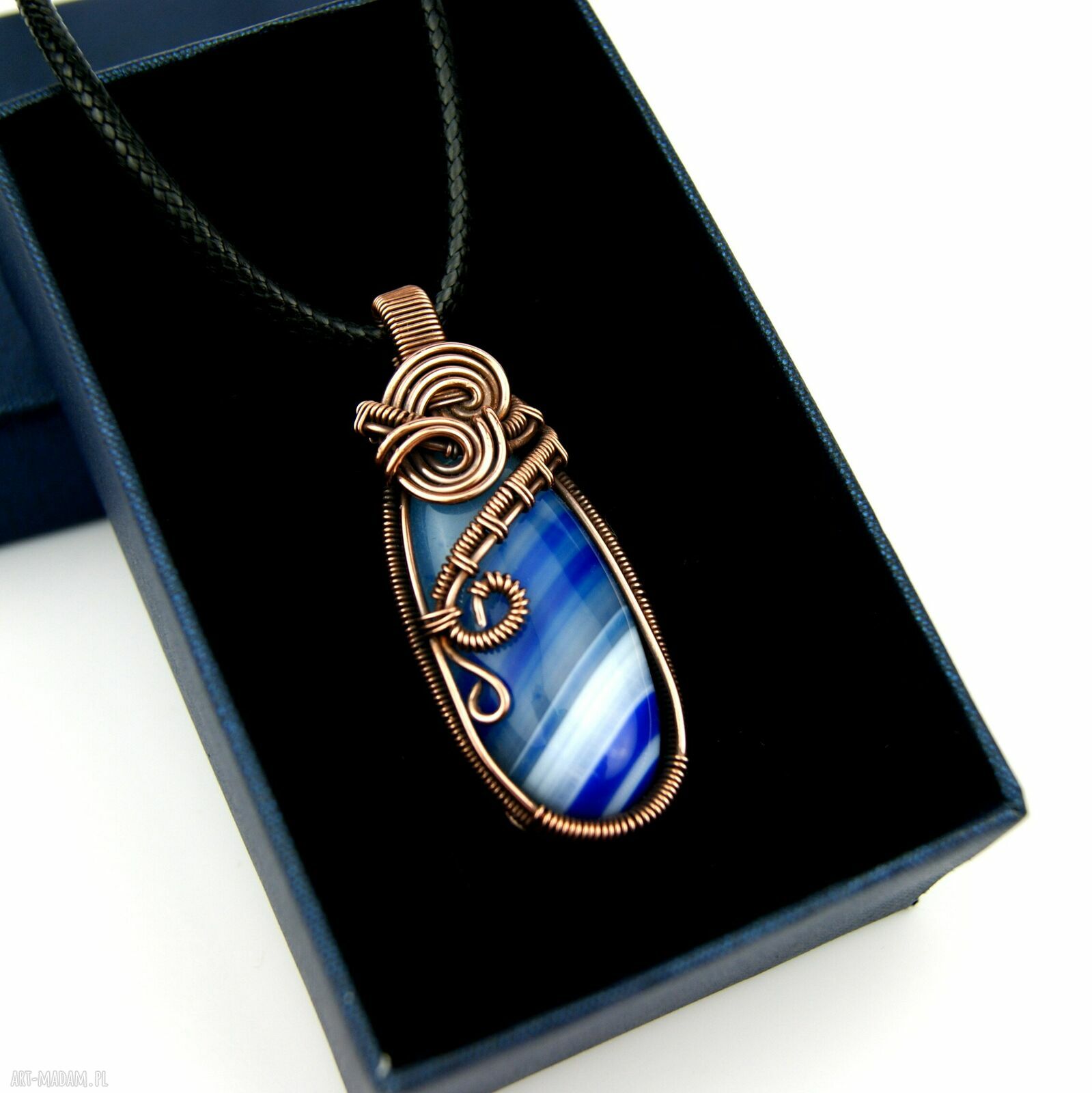Wisiorek z niebieskim agatem w technice wire wrapping