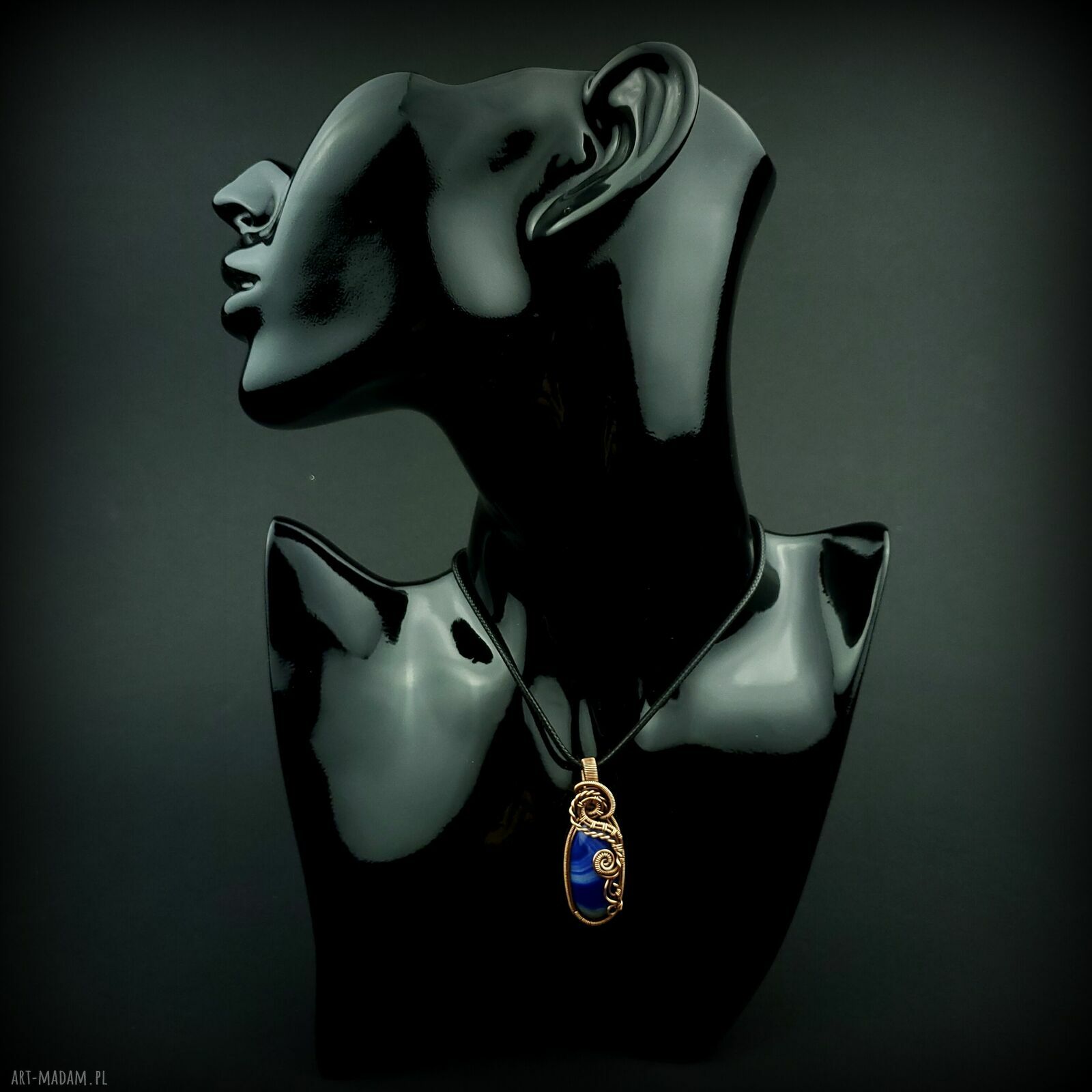 Wisiorek z niebieskim agatem w technice wire wrapping - miedziana oprawa (oksydowana)