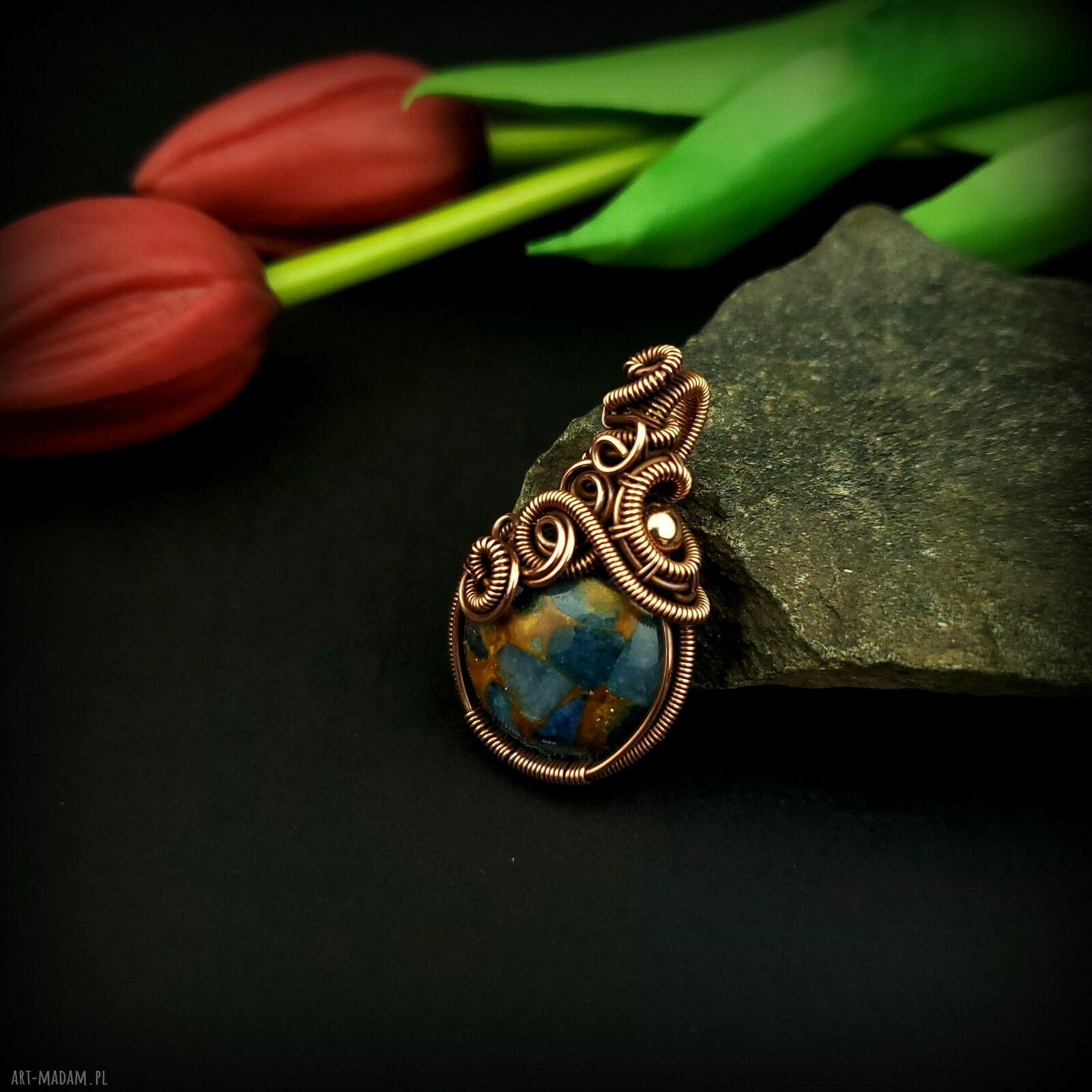 Wisiorek z niebieskim agatem w technice wire wrapping - miedziany, ręcznie robiony