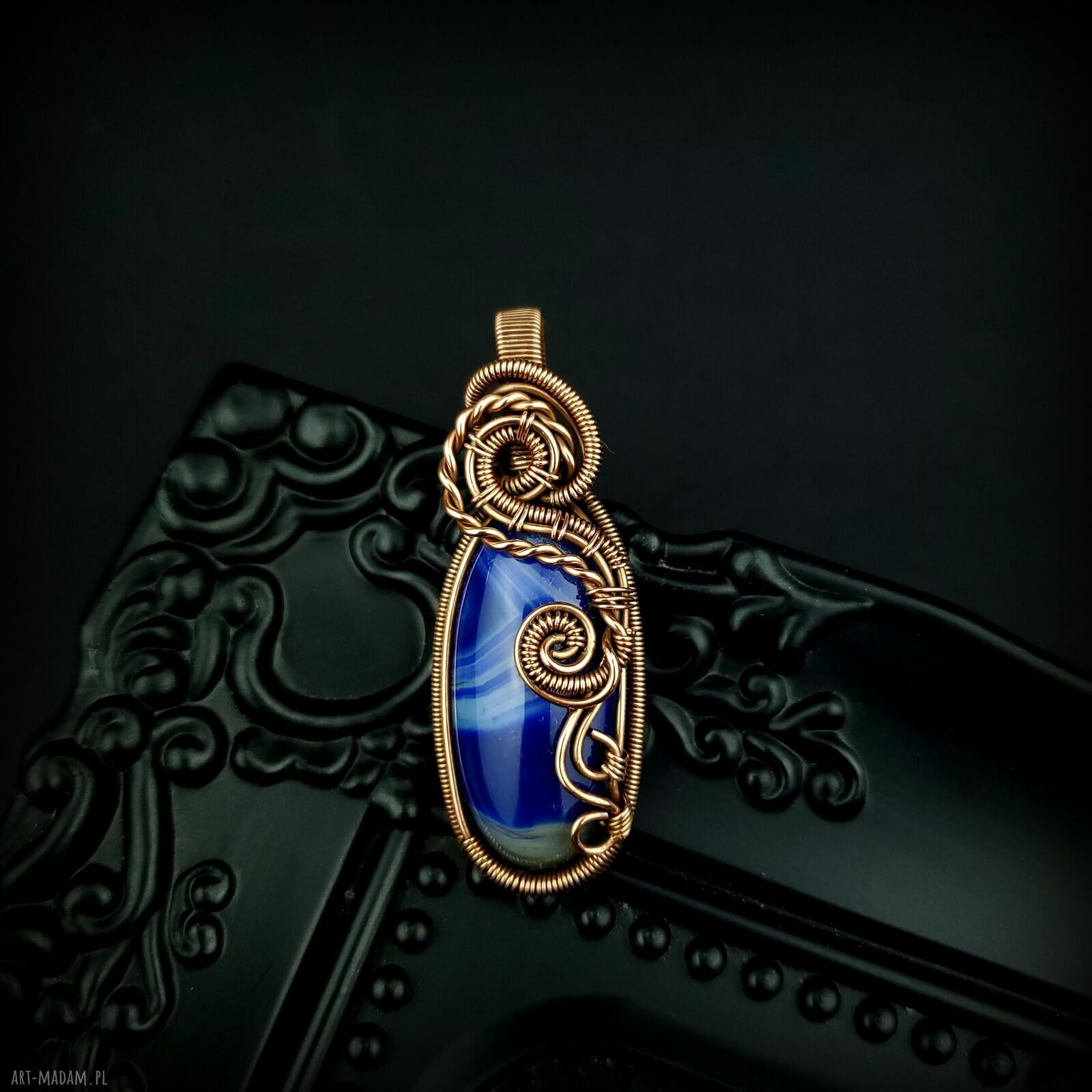 Wisiorek z niebieskim agatem w technice wire wrapping - miedziana oprawa (oksydowana)