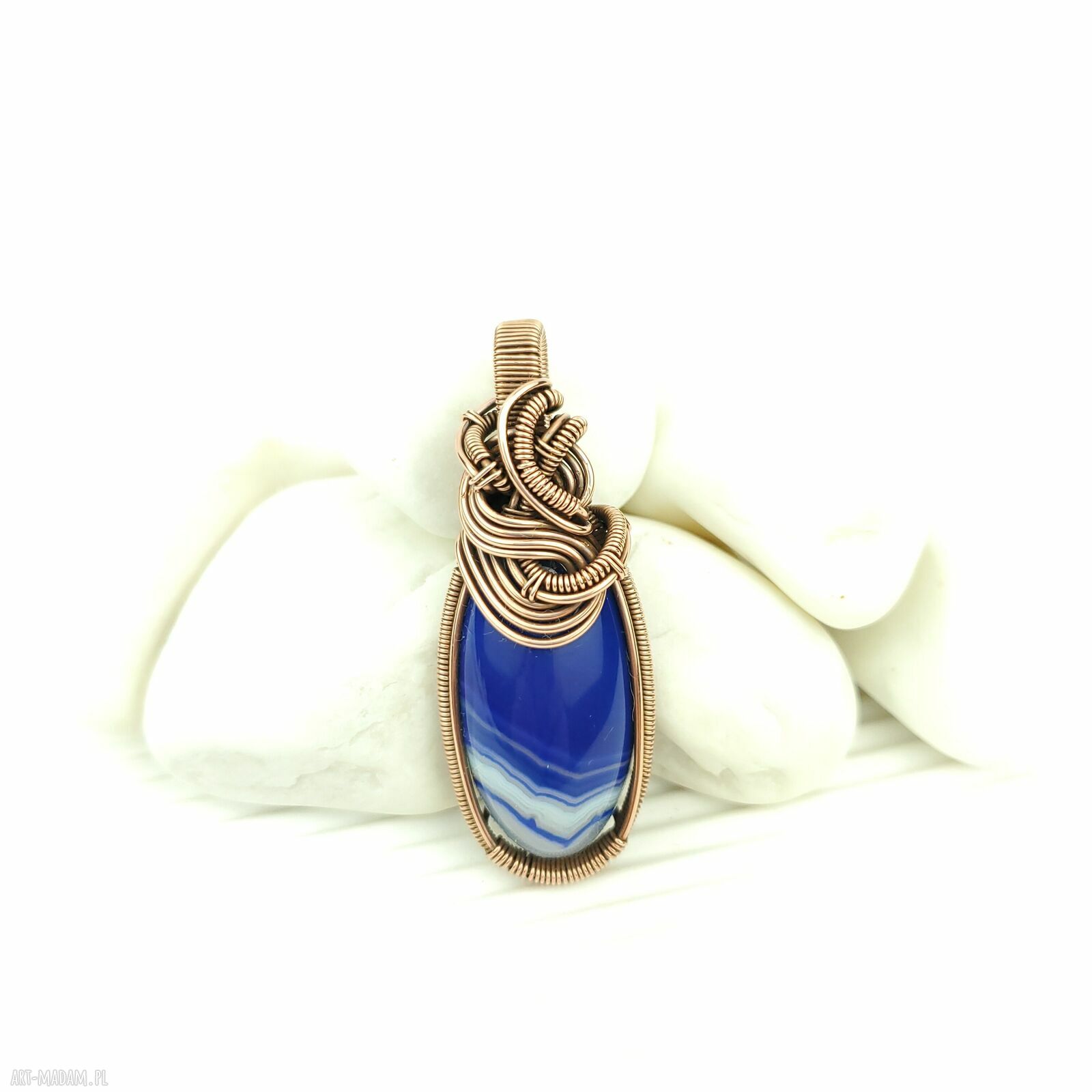 Wisiorek z niebieskim agatem wire wrapping - miedziana biżuteria na prezent