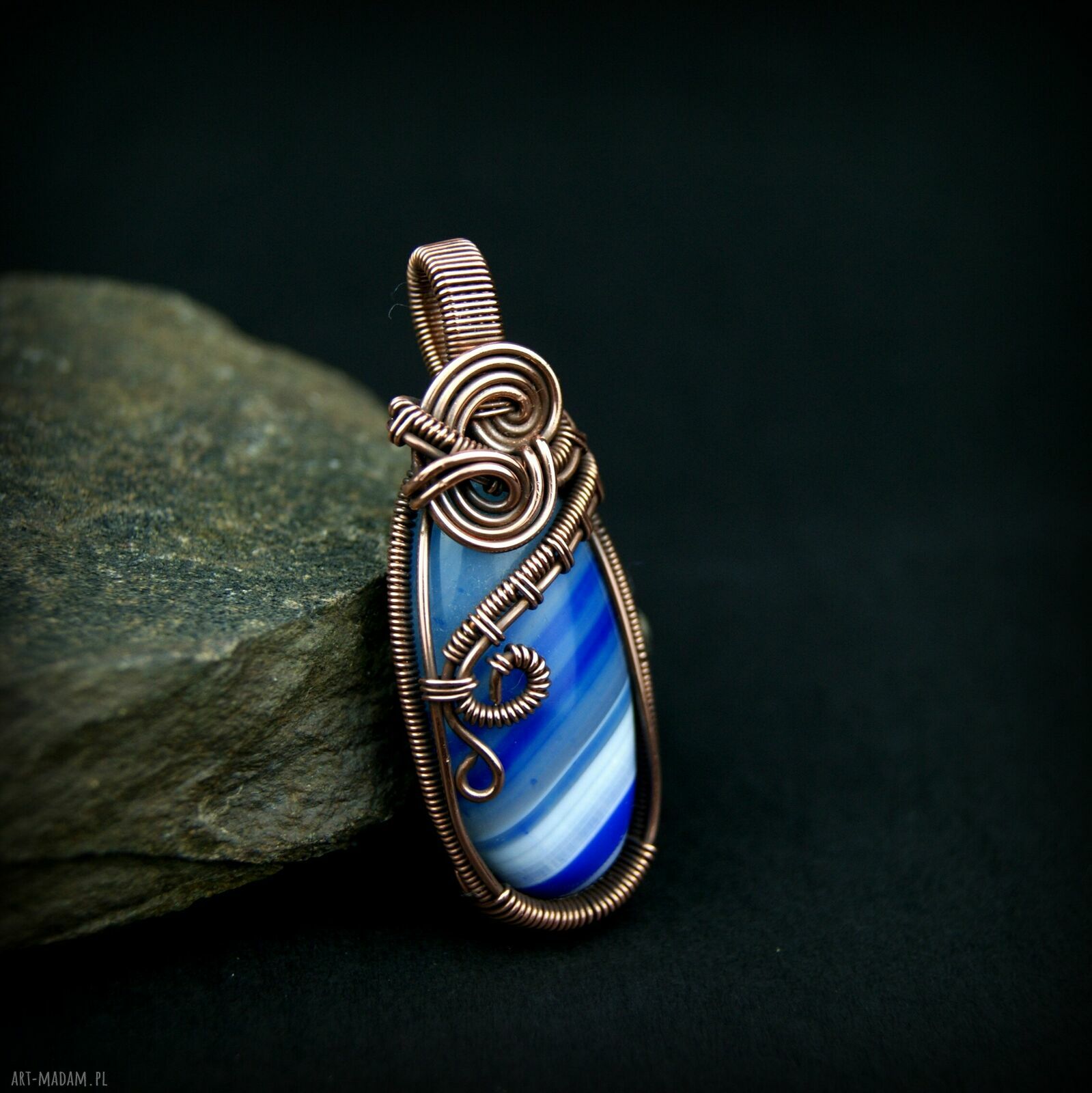 Wisiorek z niebieskim agatem w technice wire wrapping