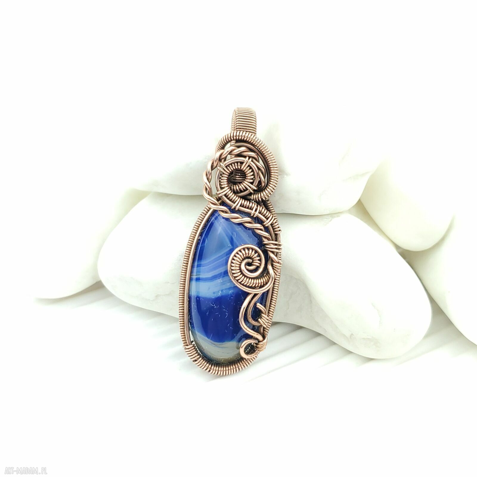 Wisiorek z niebieskim agatem w technice wire wrapping - miedziana oprawa oksydowana