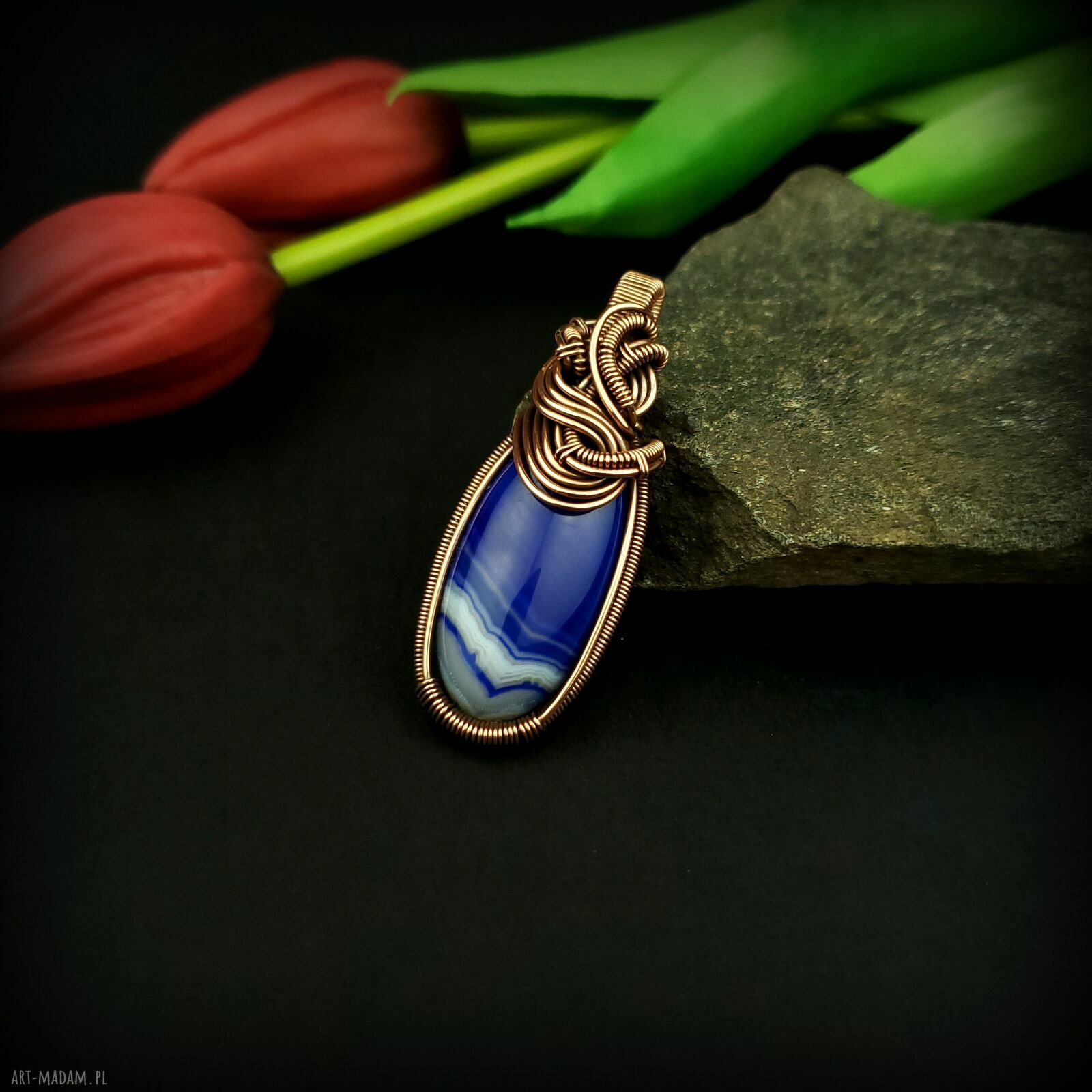 Wisiorek z niebieskim agatem wire wrapping - miedziana biżuteria na prezent
