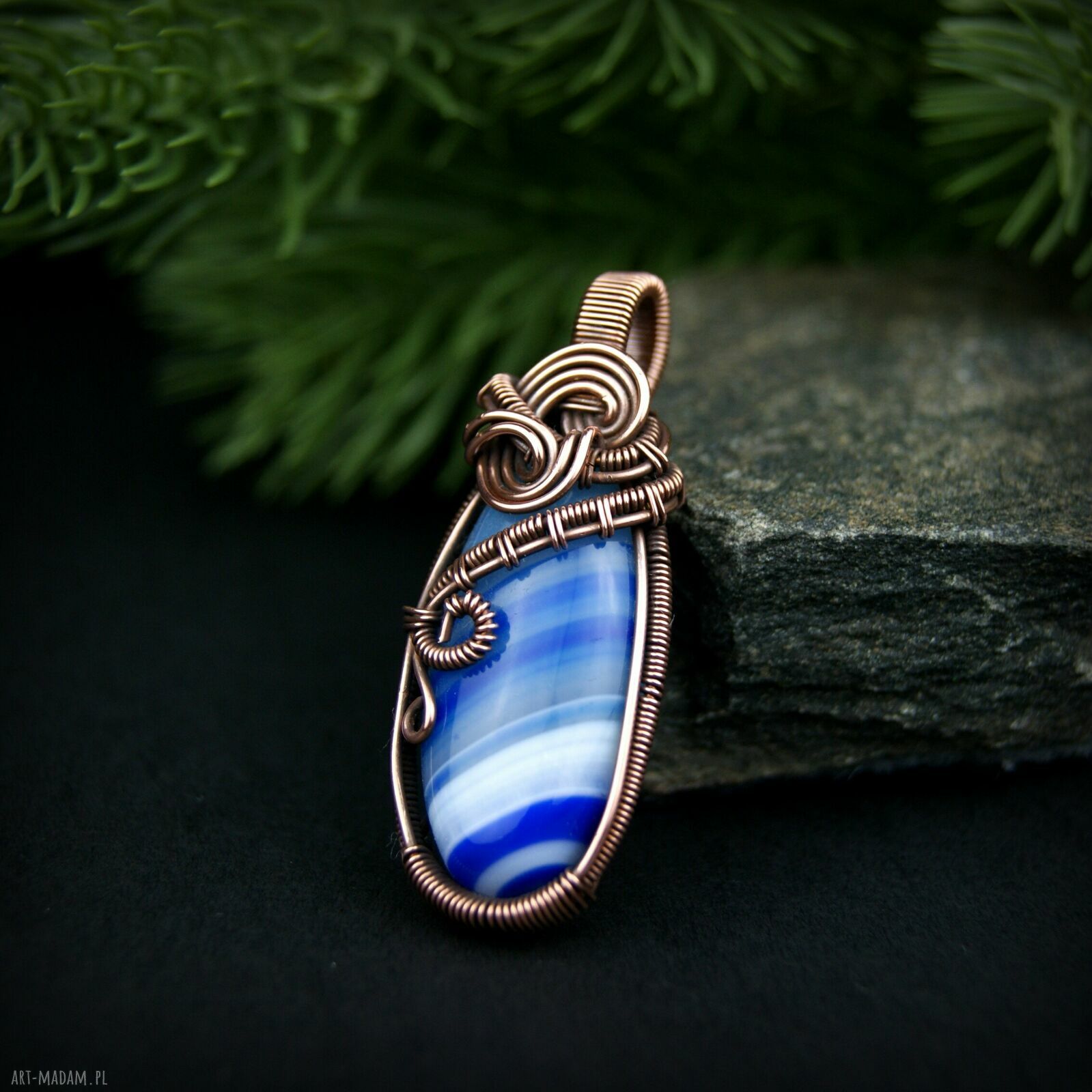 Wisiorek z niebieskim agatem w technice wire wrapping