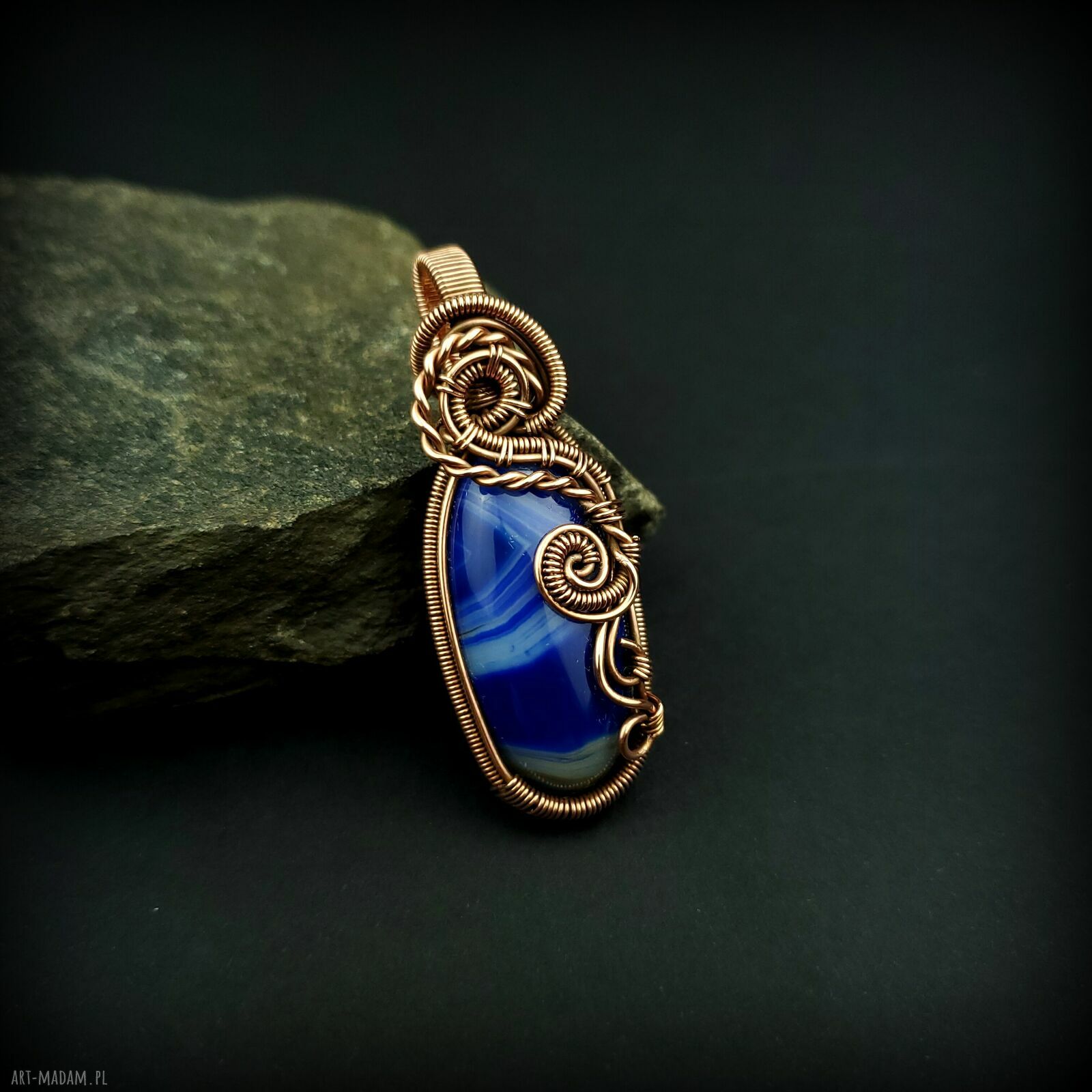Wisiorek z niebieskim agatem w technice wire wrapping - miedziana oprawa (oksydowana)