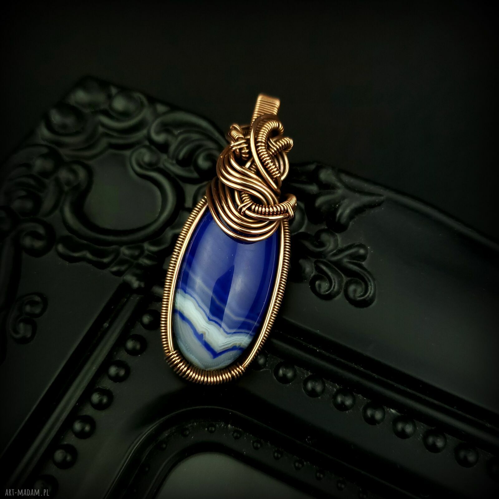 Wisiorek z niebieskim agatem wire wrapping - miedziana biżuteria na prezent