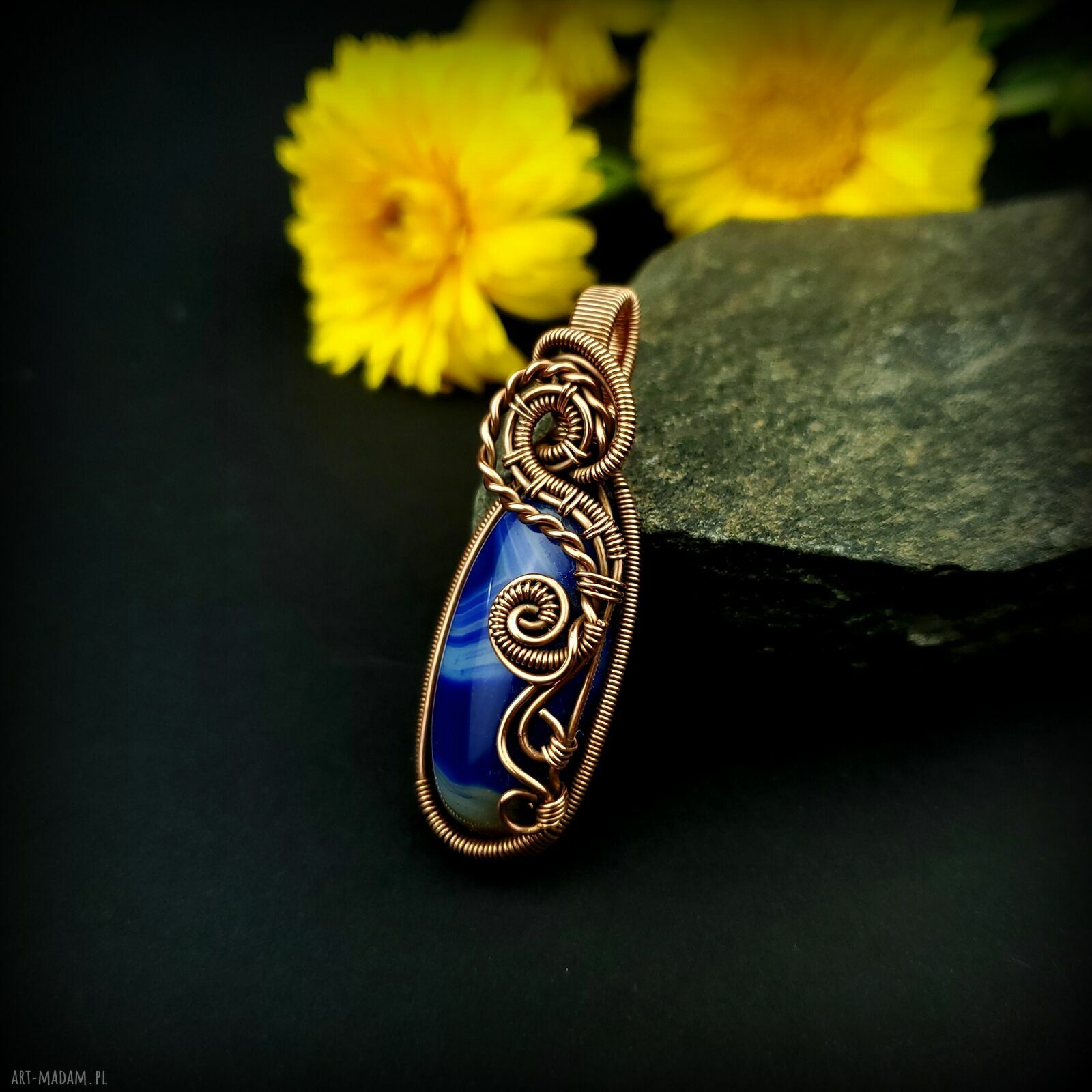 Wisiorek z niebieskim agatem w technice wire wrapping - miedziana oprawa (oksydowana)