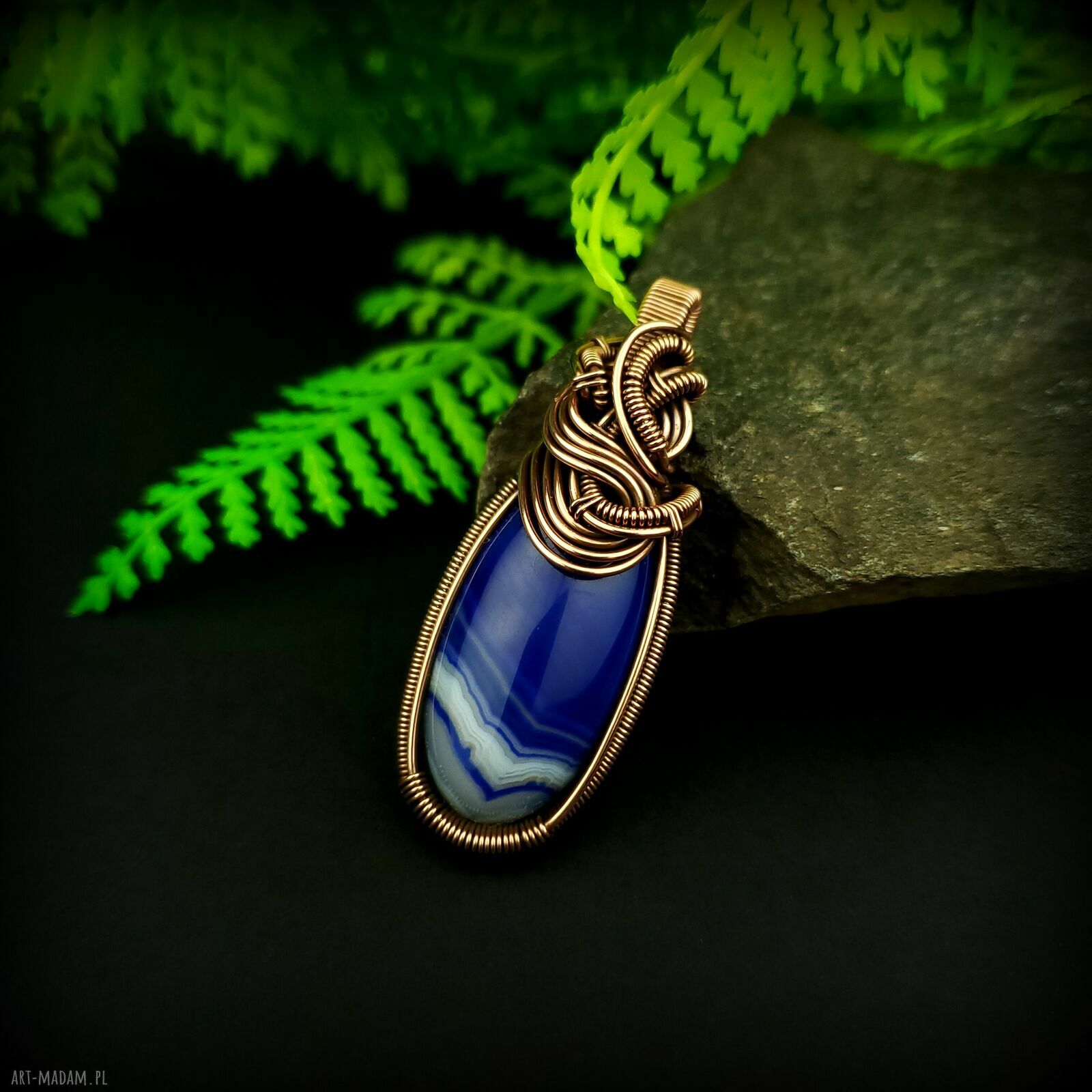 Wisiorek z niebieskim agatem wire wrapping - miedziana biżuteria na prezent