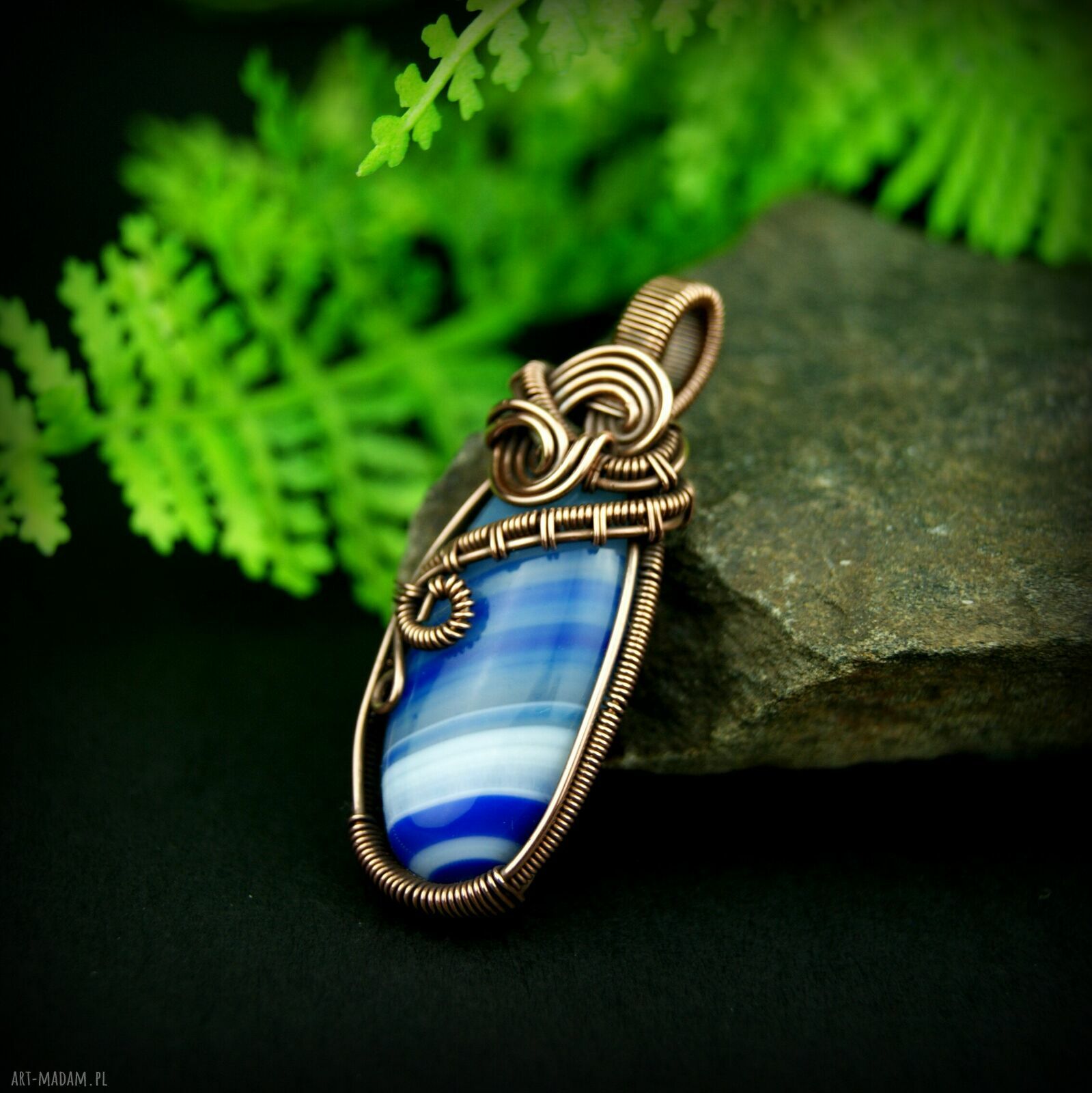 Wisiorek z niebieskim agatem w technice wire wrapping