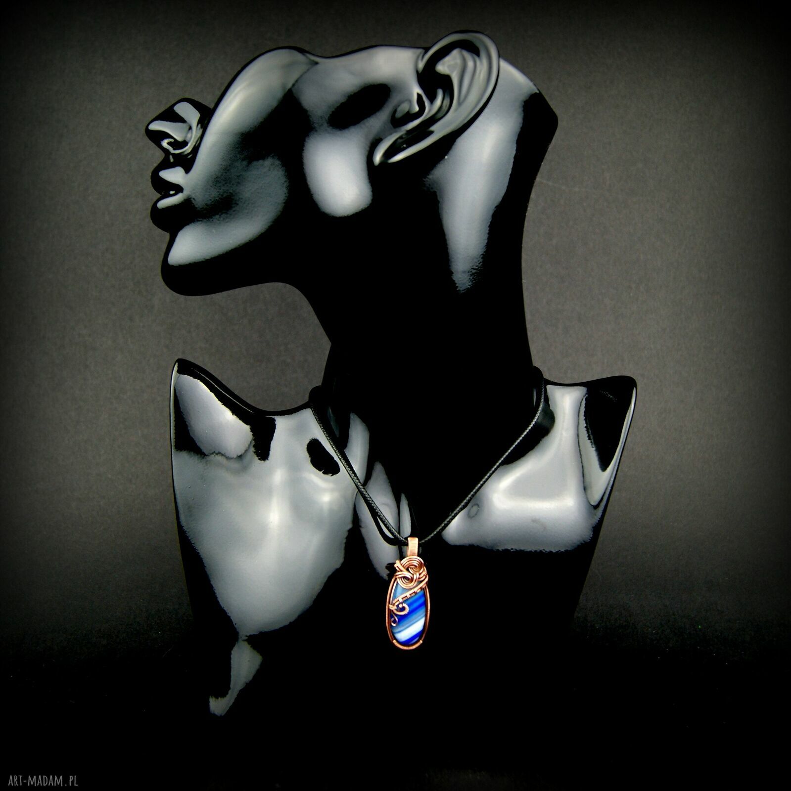 Wisiorek z niebieskim agatem w technice wire wrapping